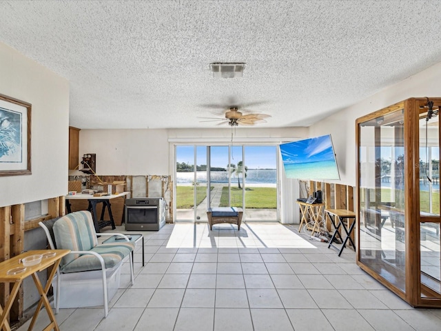 sunroom with ceiling fan