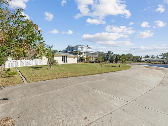 view of front of property featuring a front yard