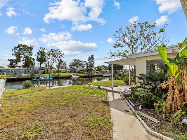 view of yard featuring a water view