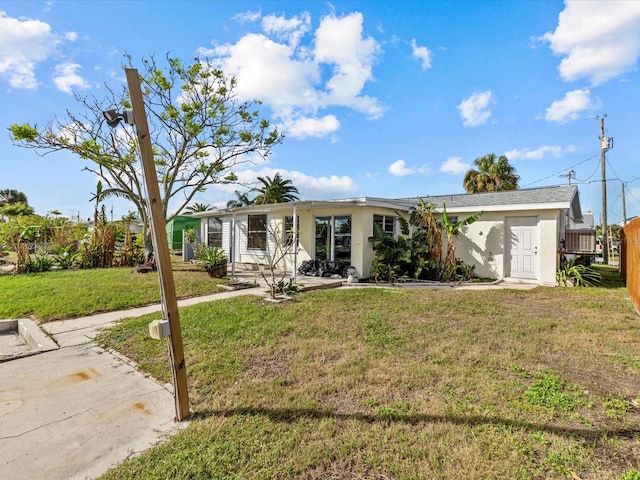 view of front of property featuring a front lawn