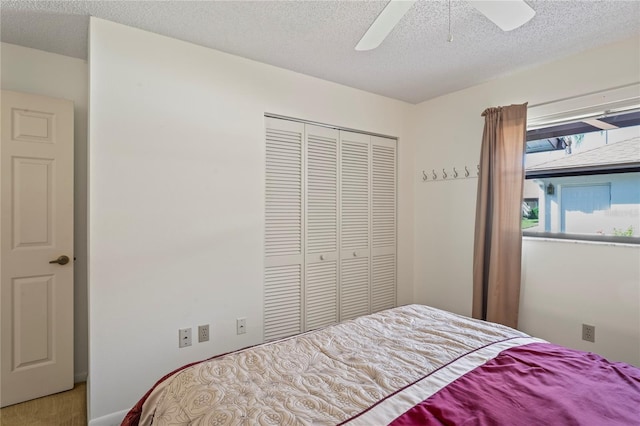 bedroom with ceiling fan, a textured ceiling, and a closet