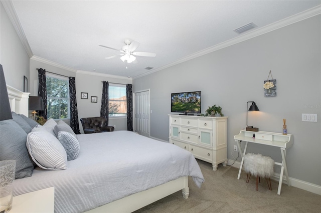 carpeted bedroom featuring ceiling fan, crown molding, and a closet