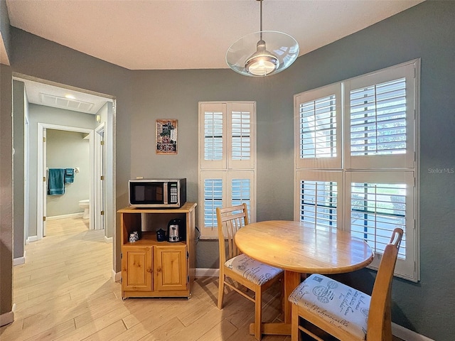 dining space with light wood-type flooring, a wealth of natural light, and ceiling fan