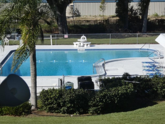 view of swimming pool