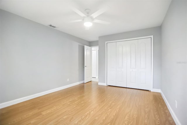 unfurnished bedroom featuring light wood-type flooring, a closet, and ceiling fan