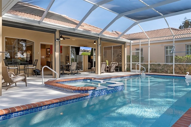 view of swimming pool featuring an in ground hot tub, a patio area, ceiling fan, and a lanai