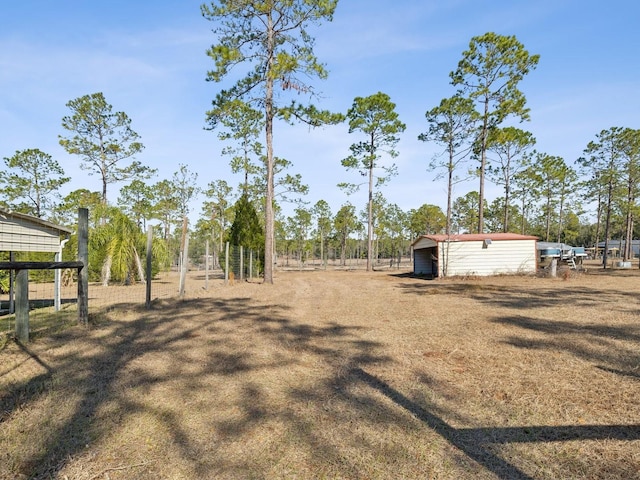 view of yard featuring an outbuilding