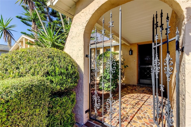 property entrance featuring a porch