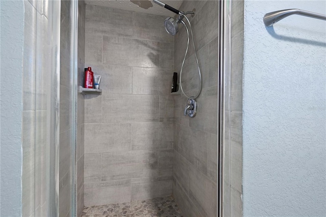 bathroom featuring tiled shower