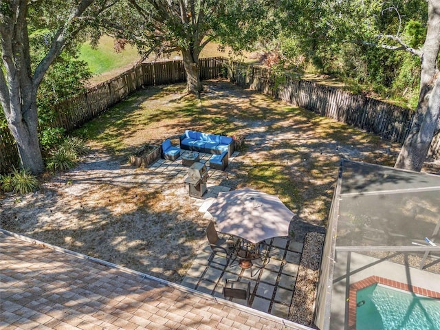 view of yard featuring outdoor lounge area and a patio area