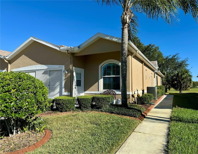 view of front of house featuring a front yard