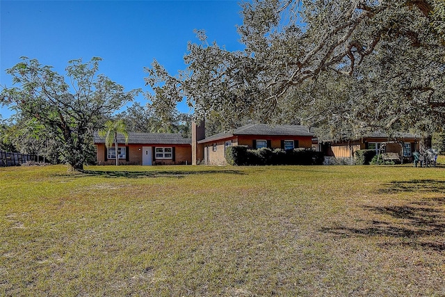 single story home with a front lawn