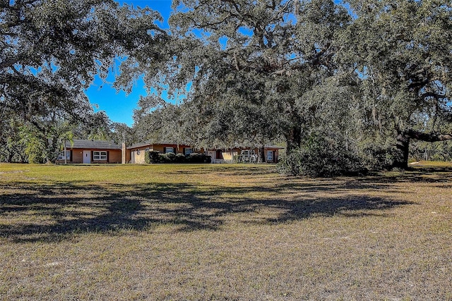 view of front facade featuring a front yard