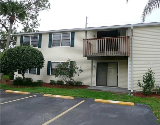 exterior space featuring a balcony