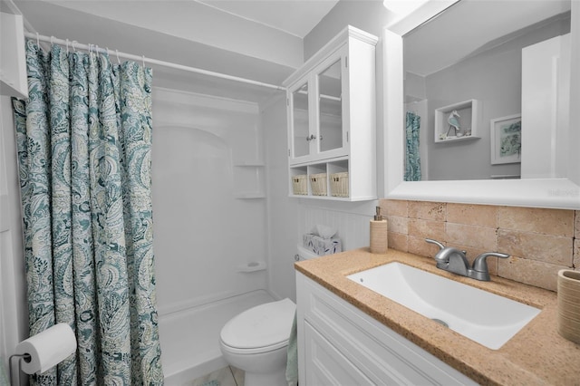 bathroom with a shower with curtain, vanity, toilet, and backsplash