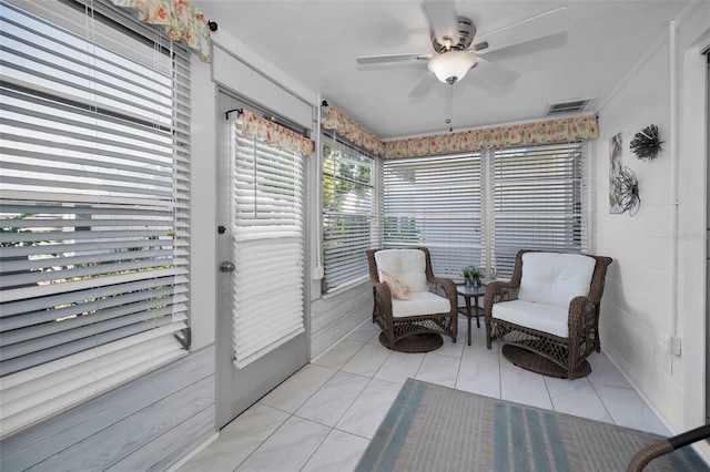 sunroom with ceiling fan