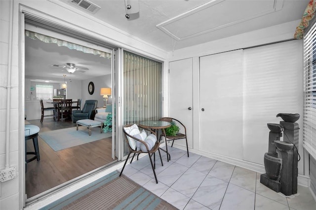 sunroom with ceiling fan