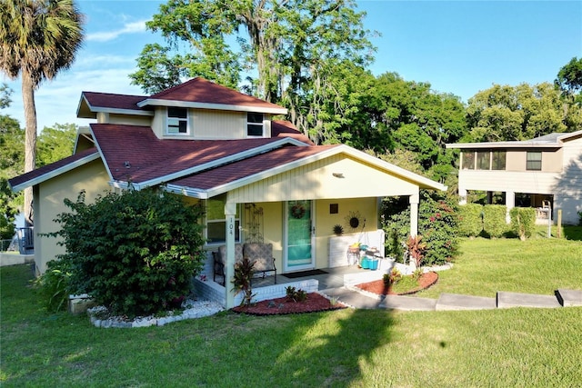 view of front of home featuring covered porch and a front lawn