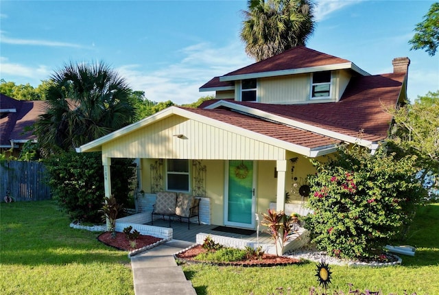 view of front of property with a front lawn and covered porch