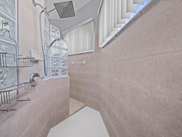 bathroom featuring a tile shower