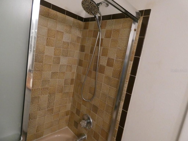 bathroom featuring tiled shower / bath