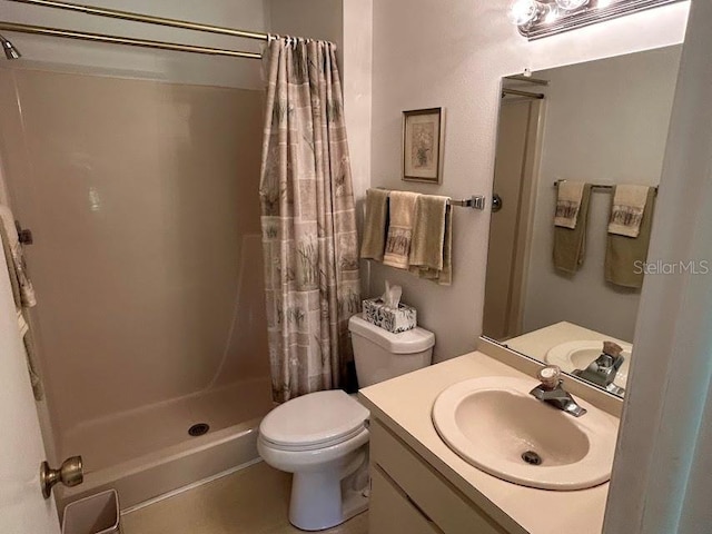 bathroom with a shower with curtain, toilet, and vanity