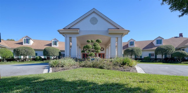 view of front of home featuring a front yard