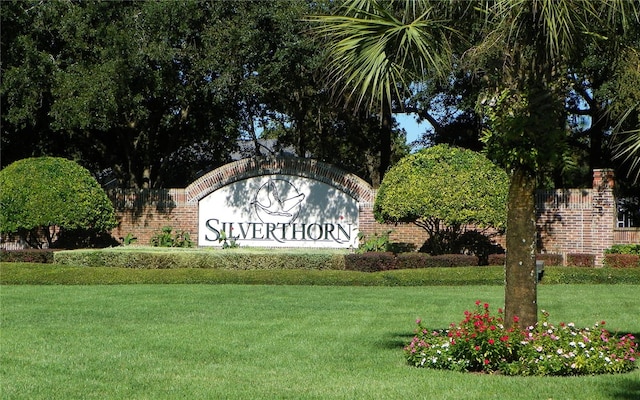 community sign with a lawn