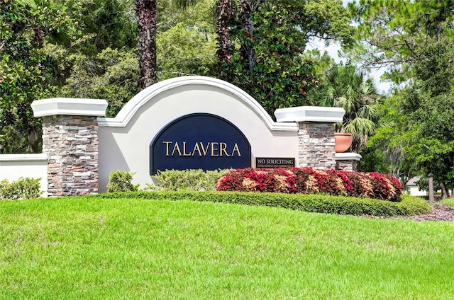 community sign with a lawn