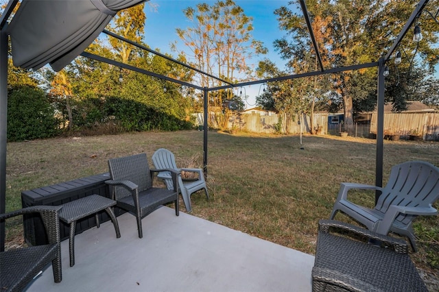 view of yard featuring a patio area