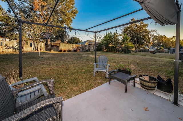 view of yard featuring a patio area