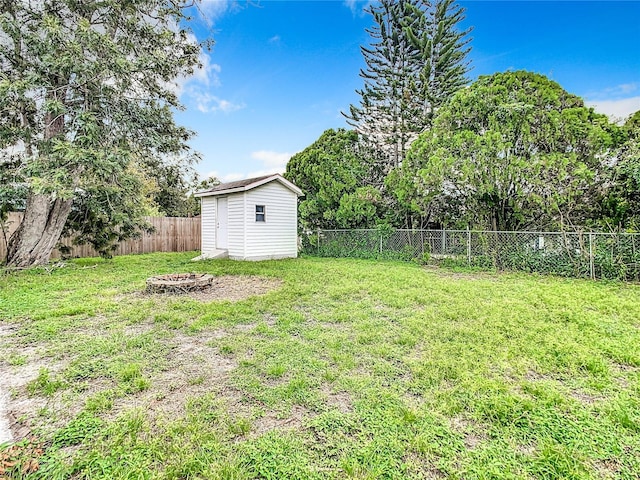 view of yard featuring a shed