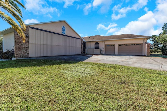 view of front of home featuring a front yard and a garage