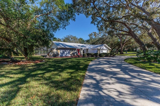 view of front facade featuring a front yard