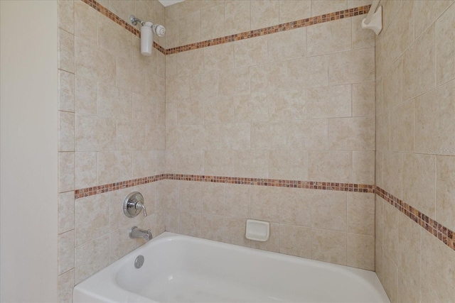 bathroom featuring tiled shower / bath combo