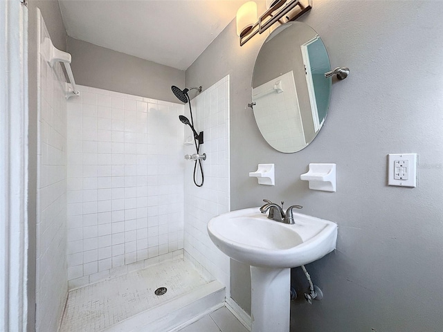 bathroom featuring tiled shower