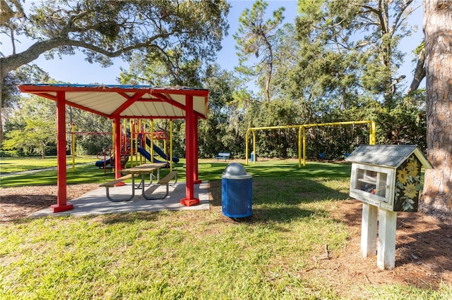 5211 Karlsburg Pl, Palm Harbor, FL 34685 - surrounding community with a lawn