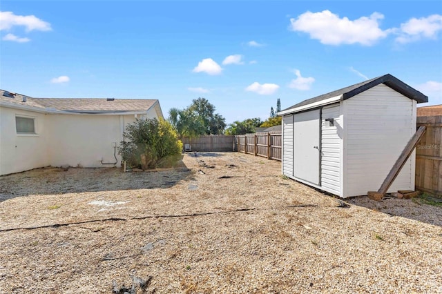 view of yard featuring a shed