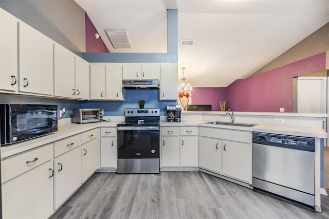 kitchen with sink, stainless steel appliances, kitchen peninsula, light hardwood / wood-style floors, and white cabinets