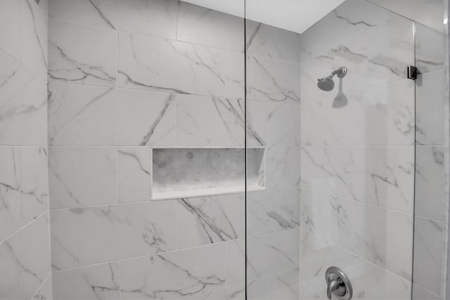 room details featuring a tile shower