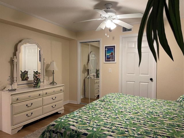 bedroom featuring dark hardwood / wood-style flooring, crown molding, and ceiling fan