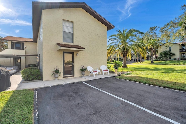 view of front of house featuring a front yard