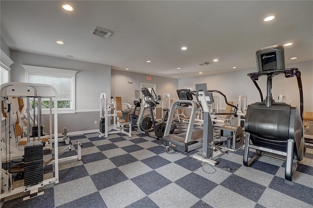 workout area featuring baseboards, visible vents, and recessed lighting