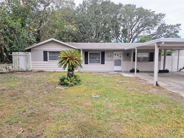 view of front of property featuring a front yard and a carport