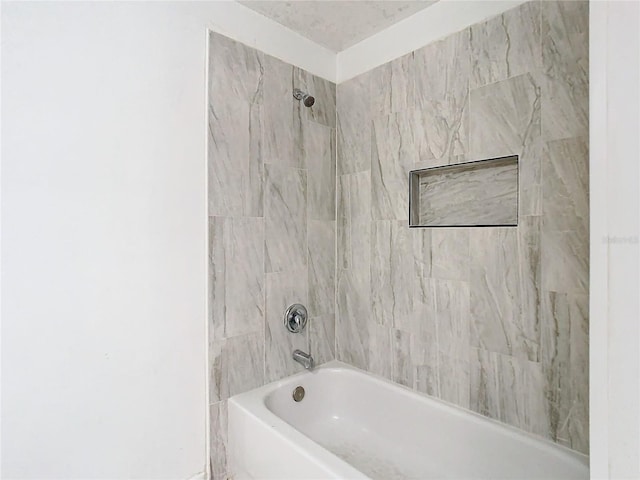 bathroom with tiled shower / bath combo