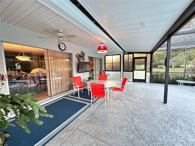 sunroom with ceiling fan