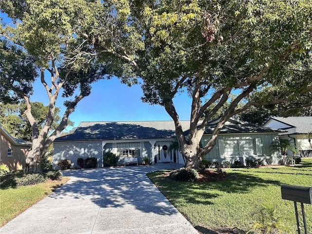 single story home with a front yard