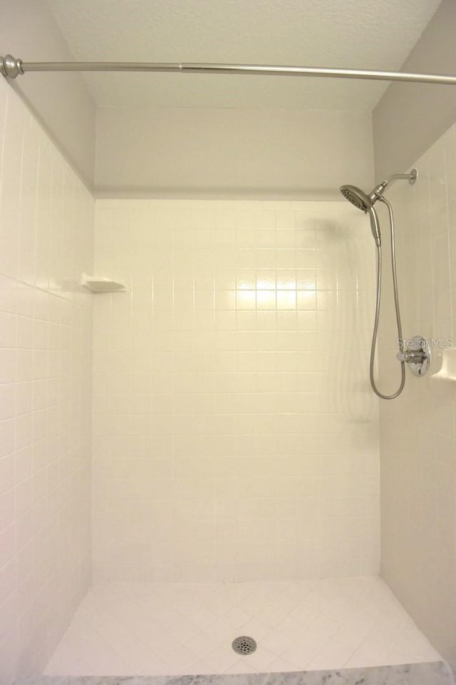 bathroom featuring tiled shower