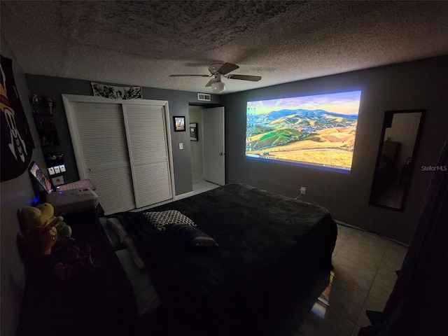 bedroom with ceiling fan and a textured ceiling