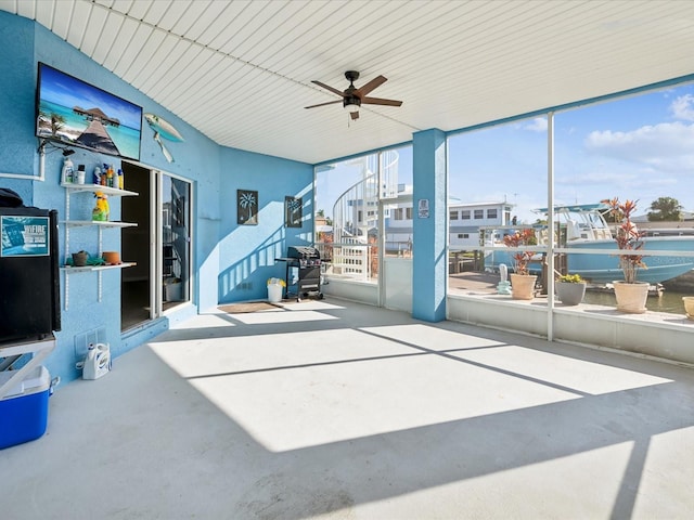 sunroom featuring ceiling fan